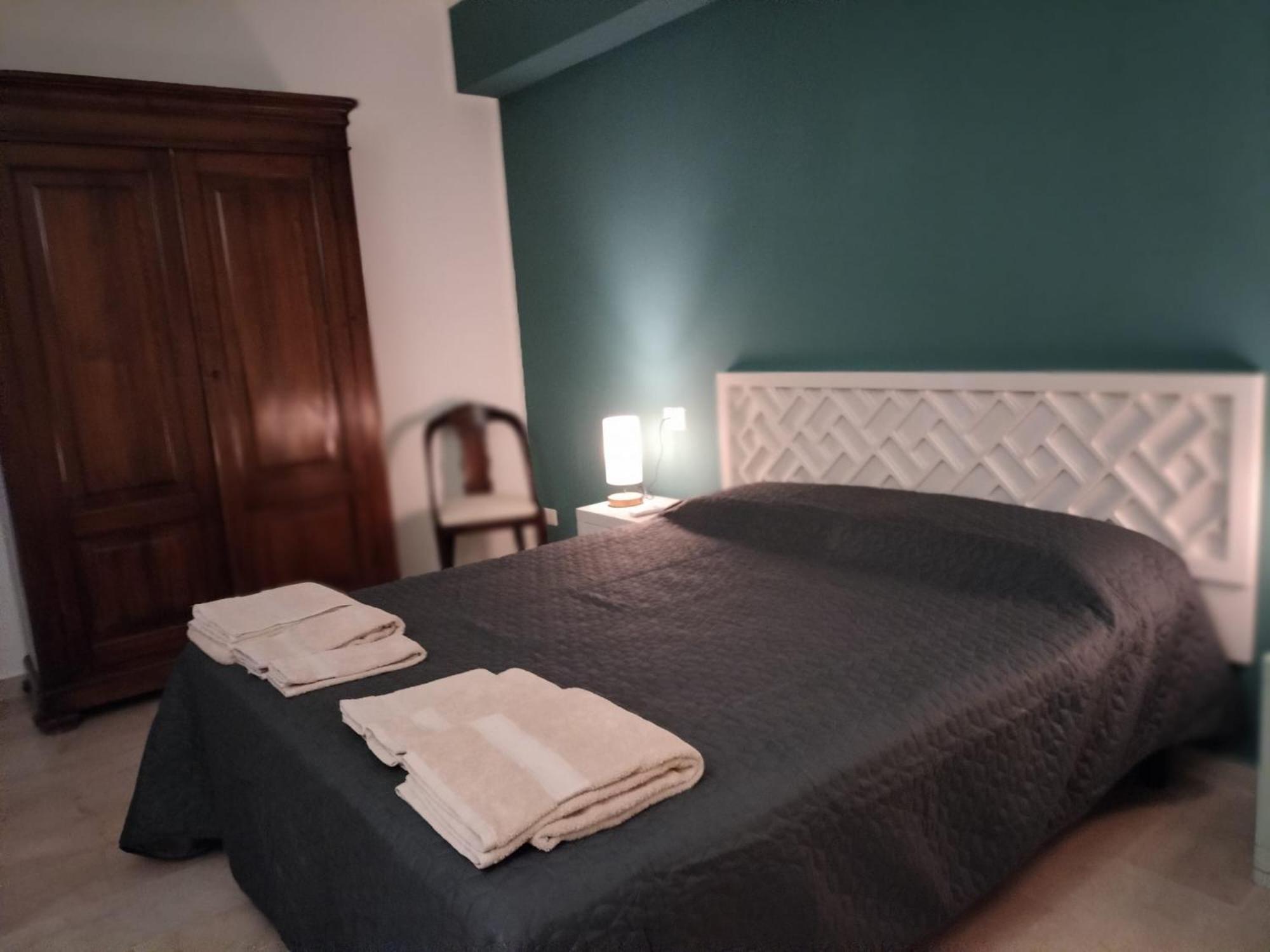 D&P Suites 1 Salemi Bagian luar foto