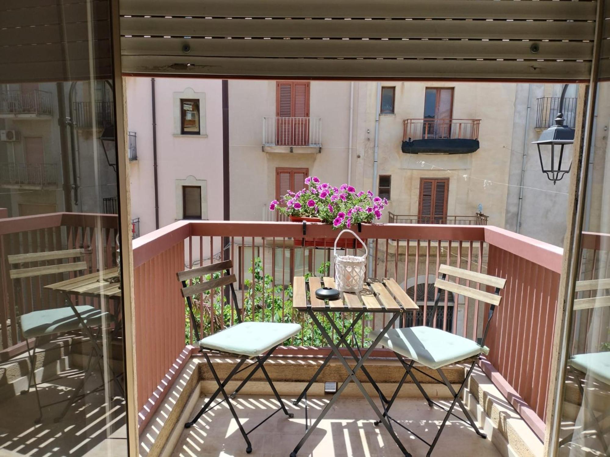 D&P Suites 1 Salemi Bagian luar foto